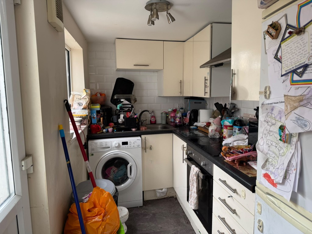 Lot: 175 - TWO-BEDROOM MID-TERRACE HOUSE FOR INVESTMENT - Kitchen with fitted units